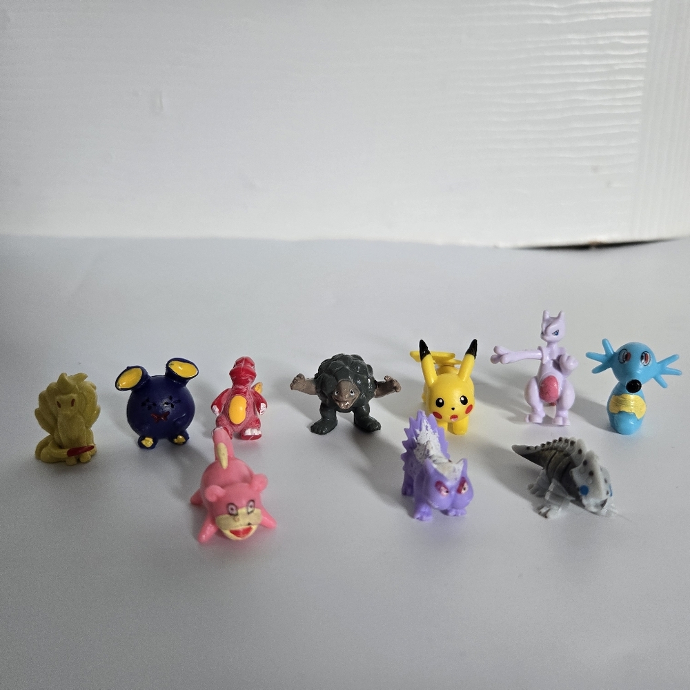 Set of Pokemon Gumball Toys Figures RL Pikachu Horsea Mewtwo Golem Lairon